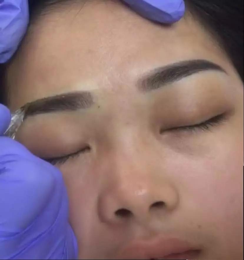 为什么纹两边眉毛有一边不上色,为什么纹眉毛都不对称