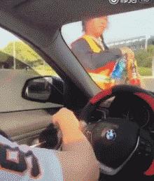 租了宝马，放上饮料，坐等妹子上车，结果被环卫大妈先拿了