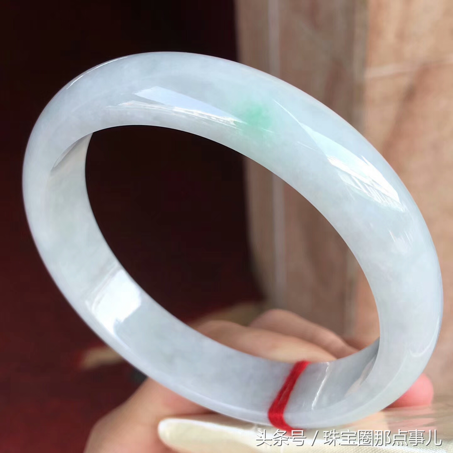 万元左右的玉手镯值得买吗,万元左右的翡翠镯芯料