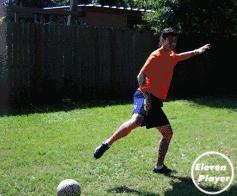 如何踢出一脚完美的侧身凌空抽射,足球射门动作的上半身正确姿势