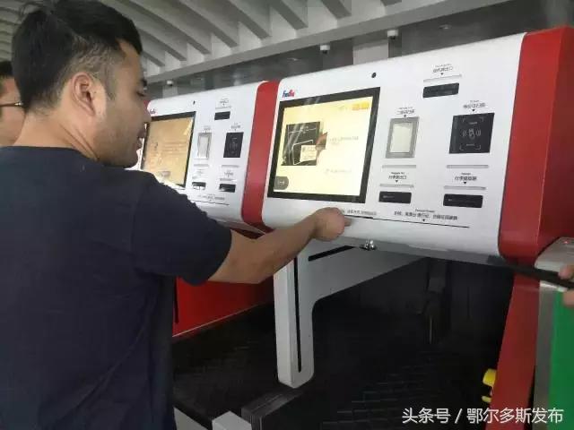 飞机自助机器办理行李托运,机场自助登机办理托运