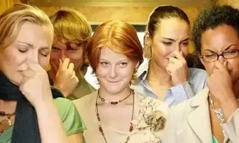 地铁上美女散发“狐臭”差点窒息没法忍怎办？腋臭会遗传要分手吗