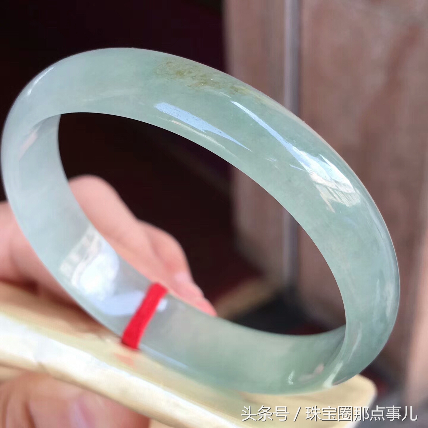 万元左右的玉手镯值得买吗,万元左右的翡翠镯芯料