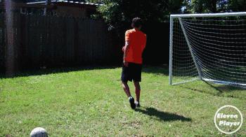 如何踢出一脚完美的侧身凌空抽射,足球射门动作的上半身正确姿势