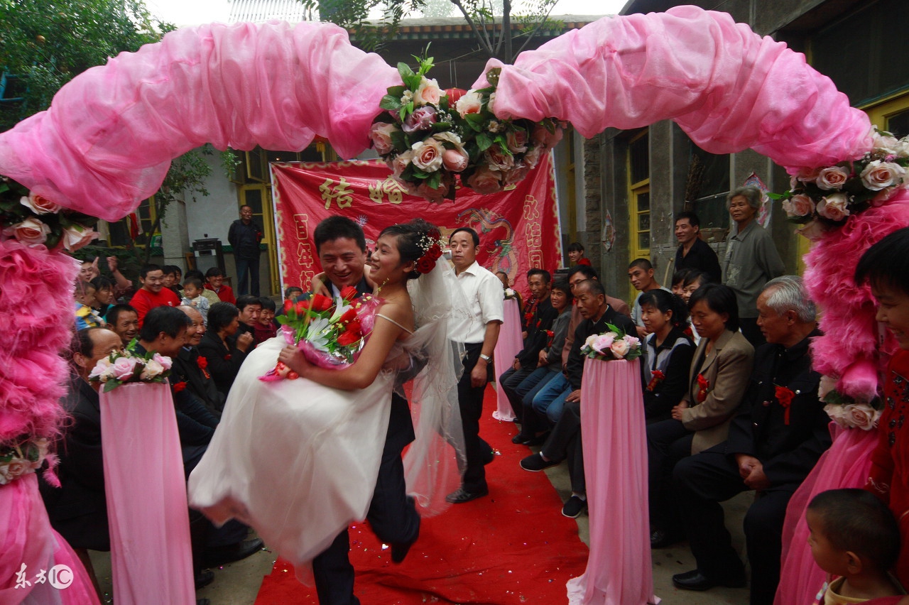 结婚当天堵门玩什么游戏比较好,闹婚房游戏整人问题