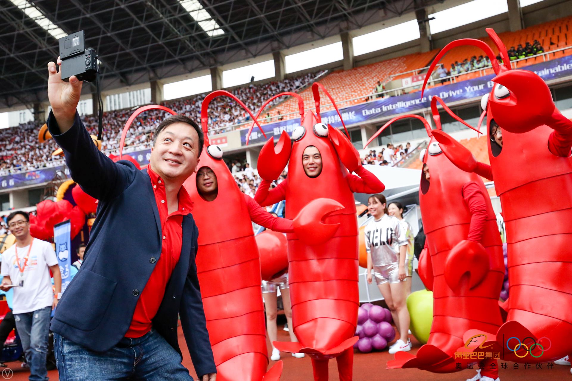 这些高清大图告诉你，今天刷屏朋友圈的阿里年会到底在玩什么？