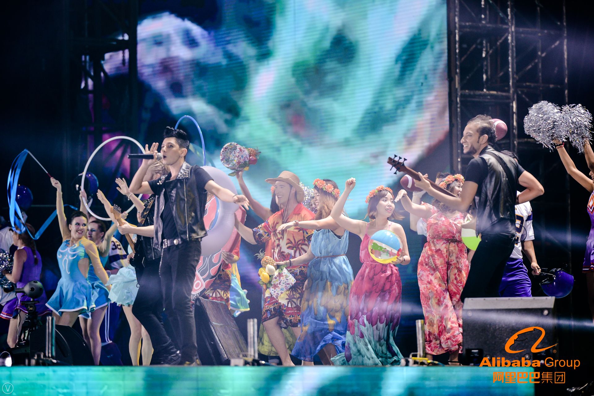 这些高清大图告诉你，今天刷屏朋友圈的阿里年会到底在玩什么？