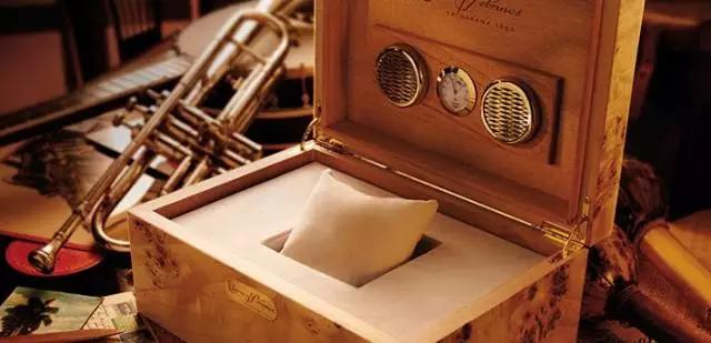 防水200米手表可以戴着洗澡吗,手表防水要充气吗