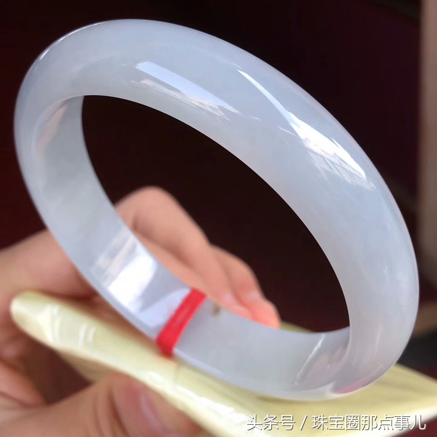 万元左右的玉手镯值得买吗,万元左右的翡翠镯芯料