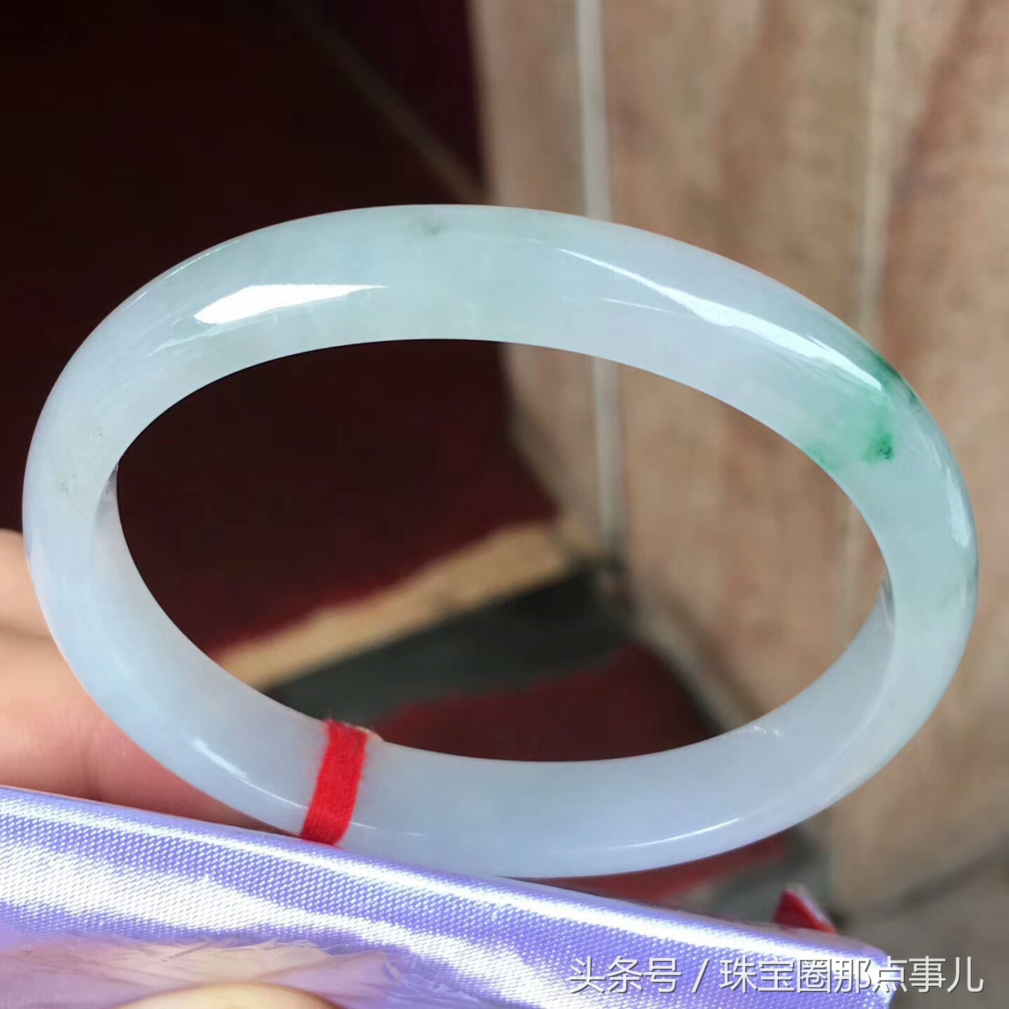 万元左右的玉手镯值得买吗,万元左右的翡翠镯芯料