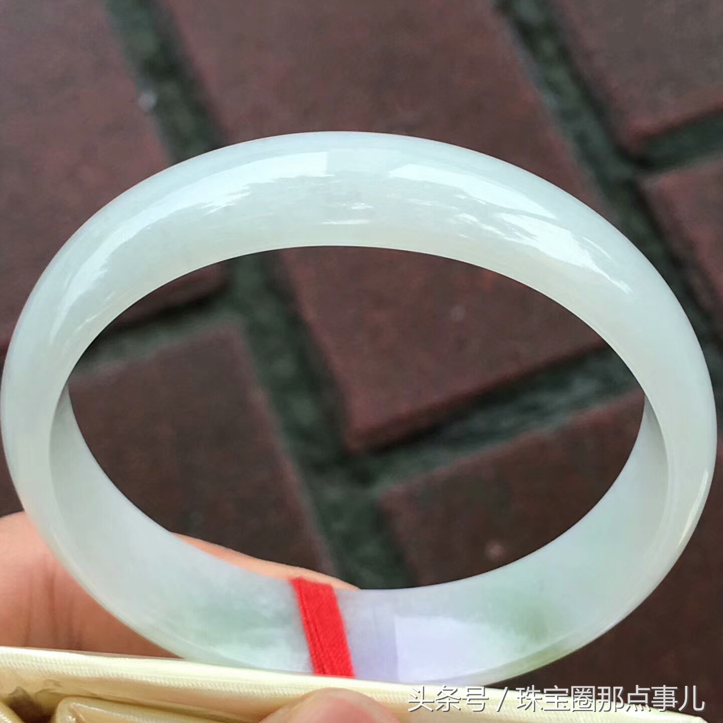 万元左右的玉手镯值得买吗,万元左右的翡翠镯芯料