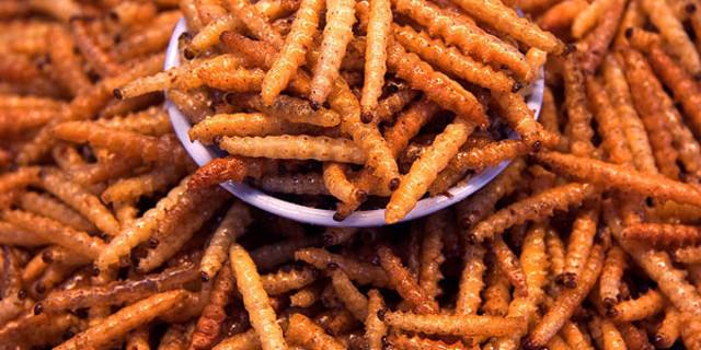 吃水果吃到一半发现虫子,刚刚吃水果吃了一个虫子怎么办