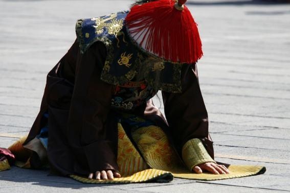 为何清朝官员跪拜礼都要拍拍袖子,为什么清朝跪拜之前要拍袖子