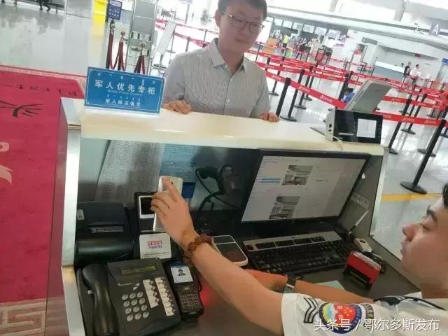 飞机自助机器办理行李托运,机场自助登机办理托运