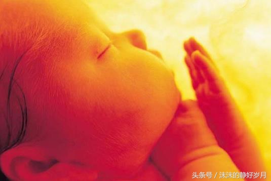 孕妈妈肚子动来动去,胎儿在肚子里打嗝是什么胎动