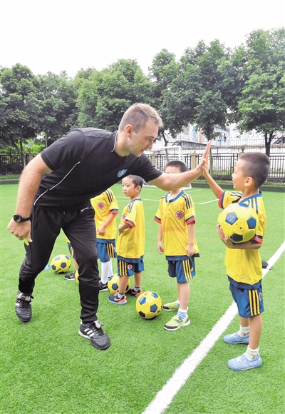 意大利驻重庆总领事马非同点赞成都高新区“足球幼儿园”