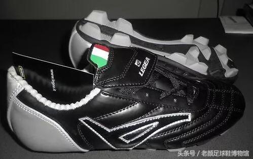 专业的足球鞋有哪几个品牌,曾经的足球鞋知名品牌有哪些