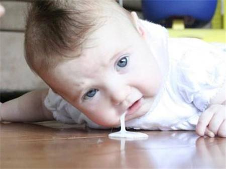 小宝宝吐奶呛到气管怎么办,婴儿吐奶严重往外喷奶怎么办