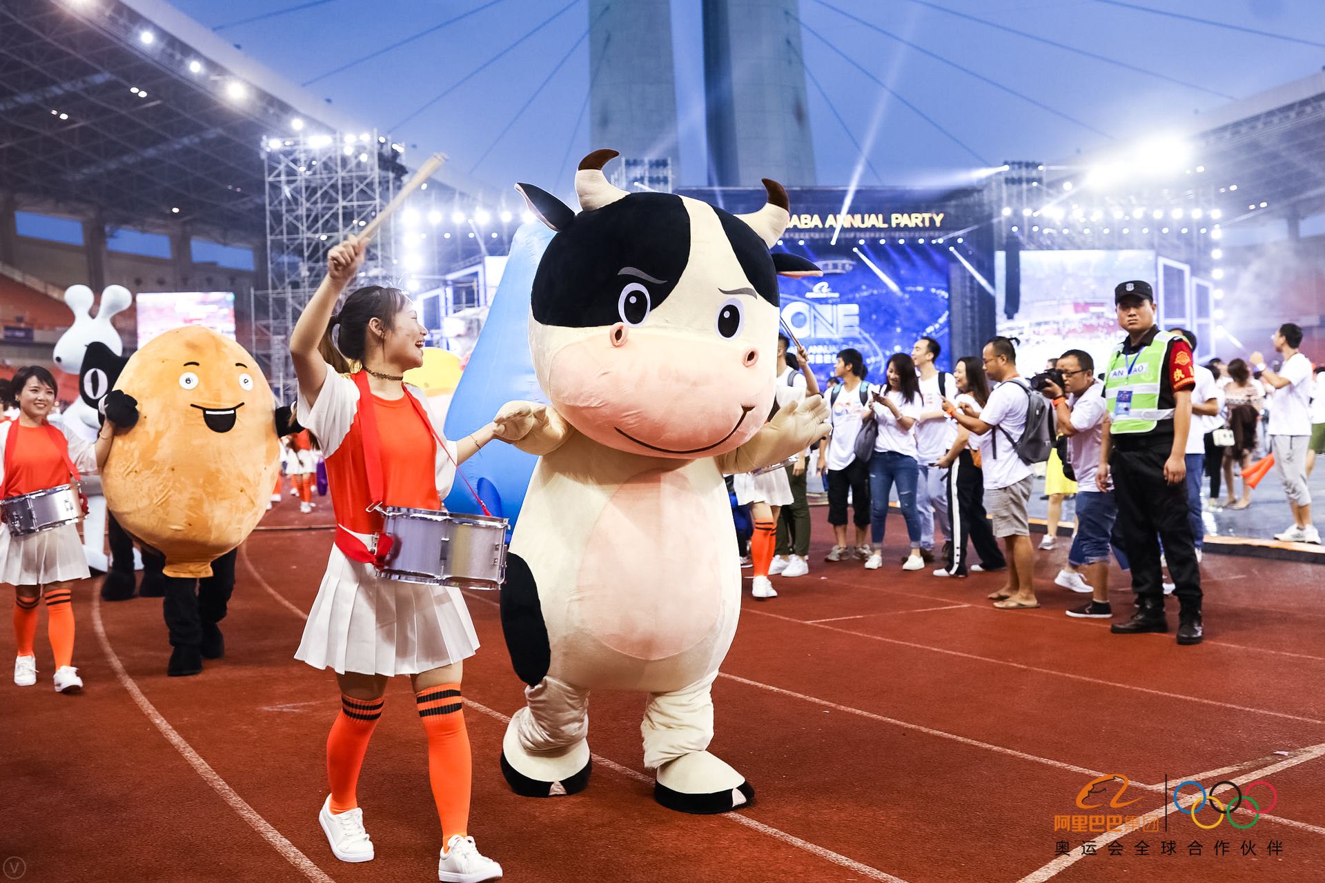 这些高清大图告诉你，今天刷屏朋友圈的阿里年会到底在玩什么？