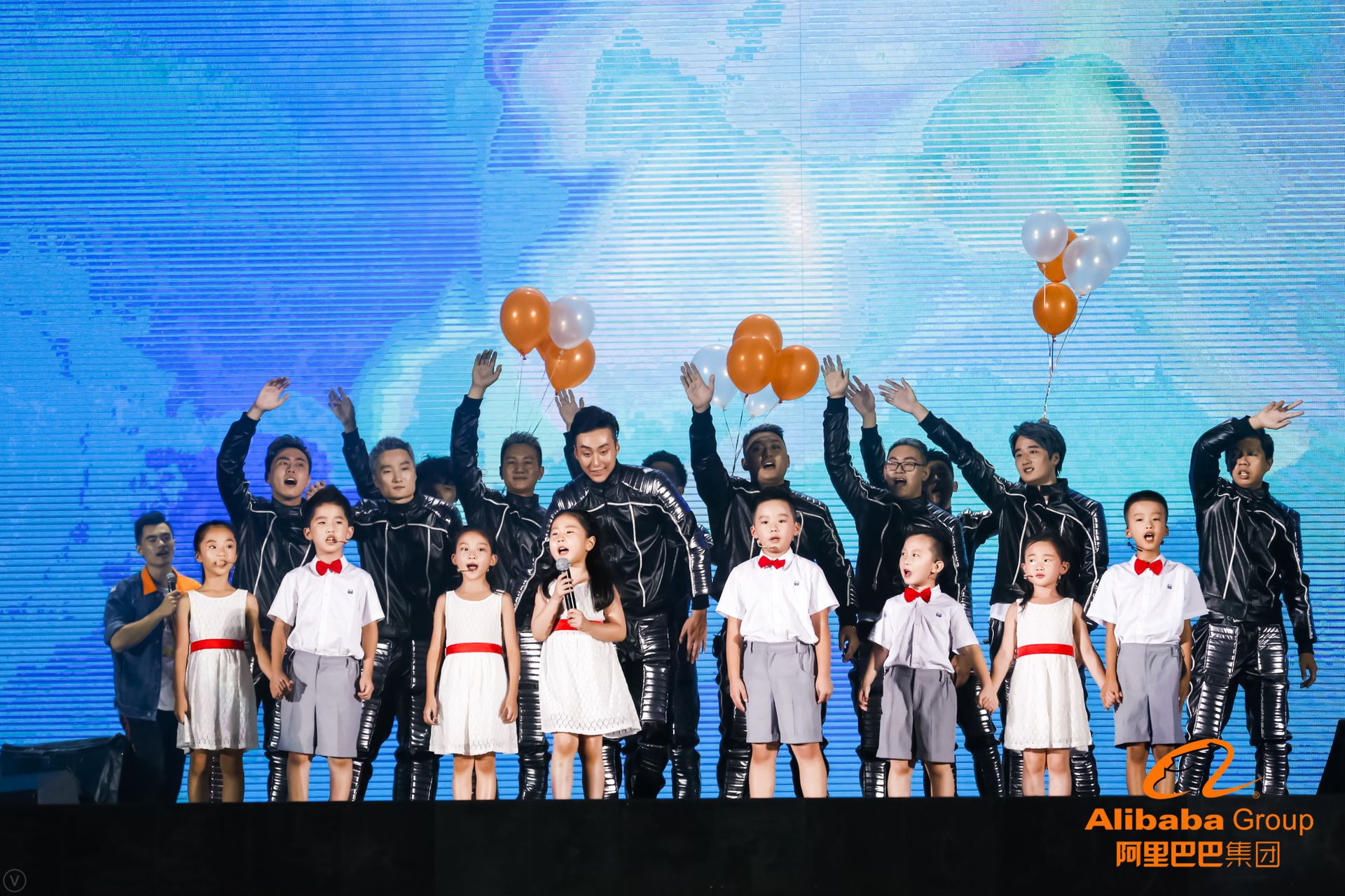 这些高清大图告诉你，今天刷屏朋友圈的阿里年会到底在玩什么？