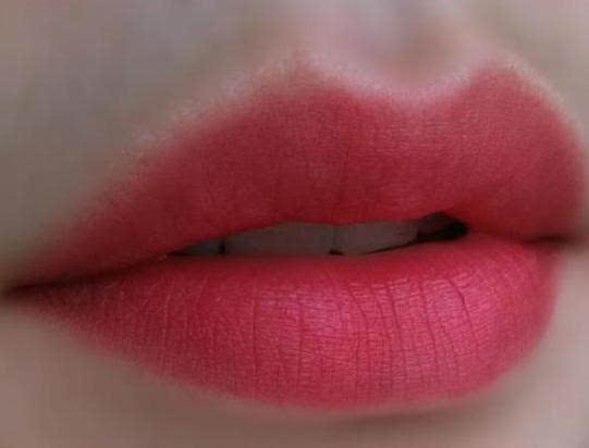 嘴巴特别容易干起皮用什么口红,为什么一擦口红嘴巴就干裂