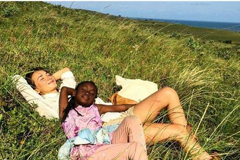 《战狼2》可爱的非洲小萝莉帕莎竟是半个中国人，叫迪安娜·希拉