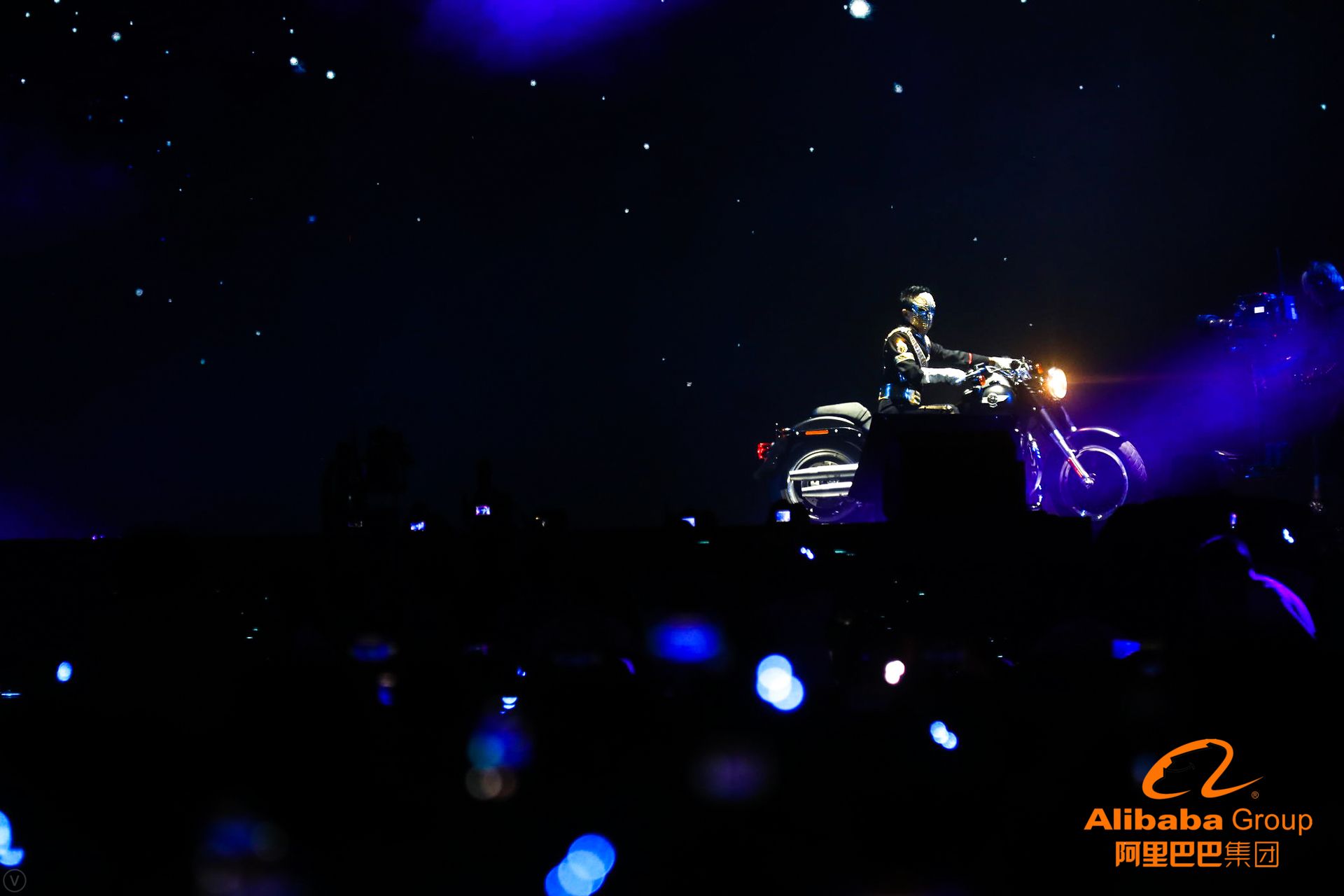 这些高清大图告诉你，今天刷屏朋友圈的阿里年会到底在玩什么？