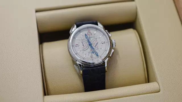 防水200米手表可以戴着洗澡吗,手表防水要充气吗