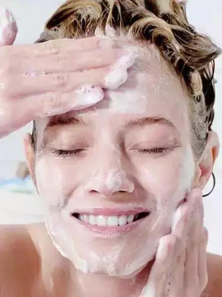 皮肤干燥起皮紧绷怎么解决,脸上细纹紧绷脱皮