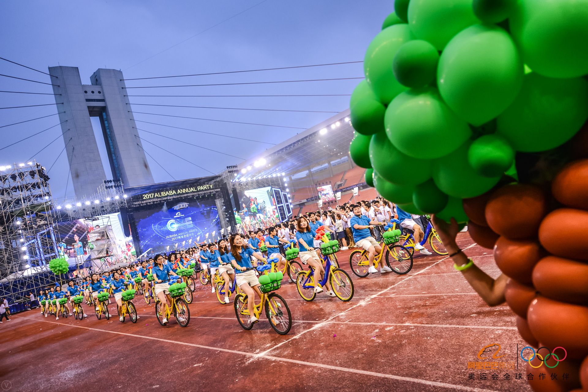 这些高清大图告诉你，今天刷屏朋友圈的阿里年会到底在玩什么？