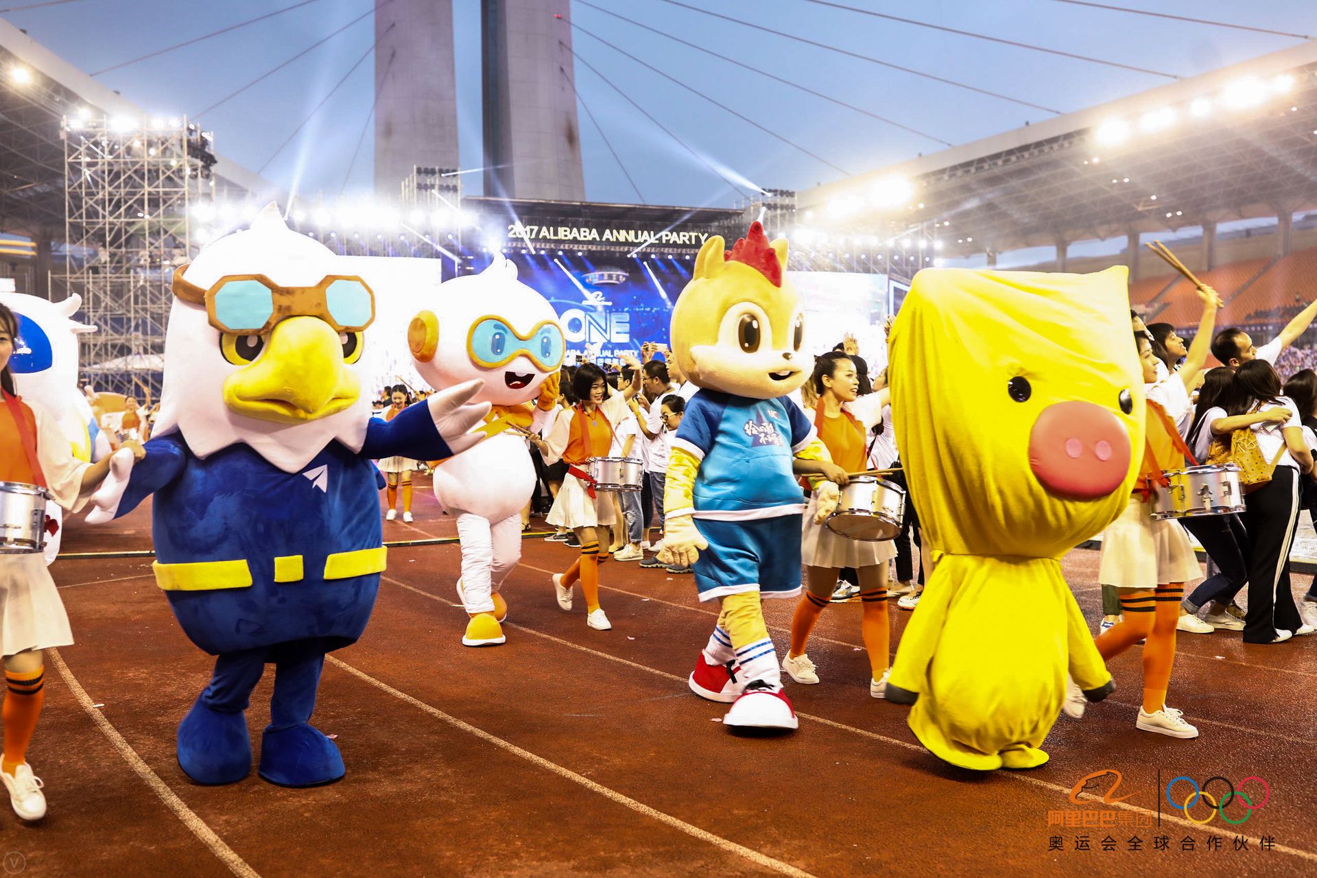 这些高清大图告诉你，今天刷屏朋友圈的阿里年会到底在玩什么？
