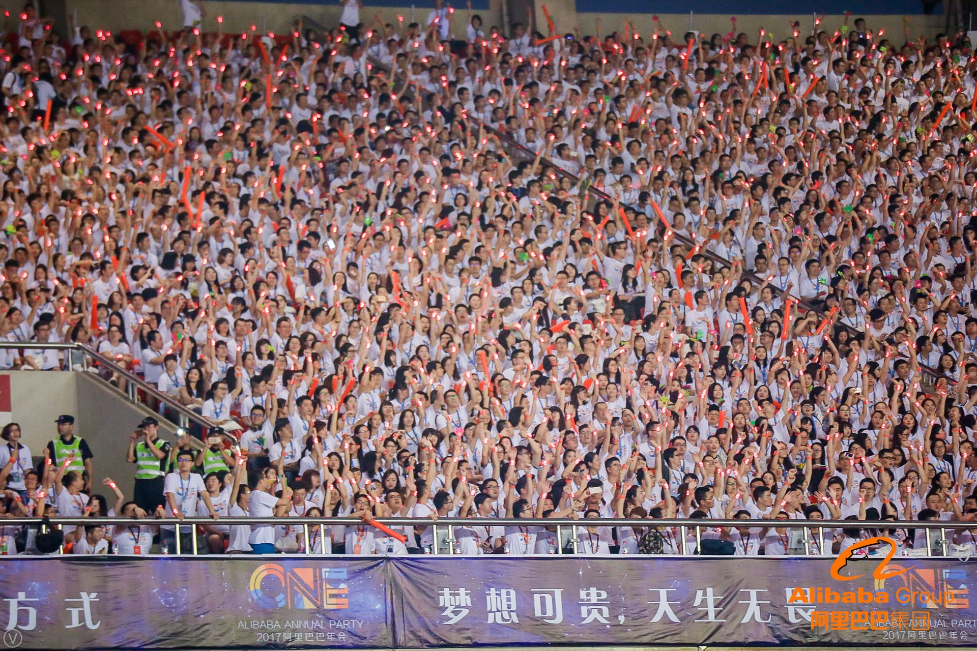 这些高清大图告诉你，今天刷屏朋友圈的阿里年会到底在玩什么？