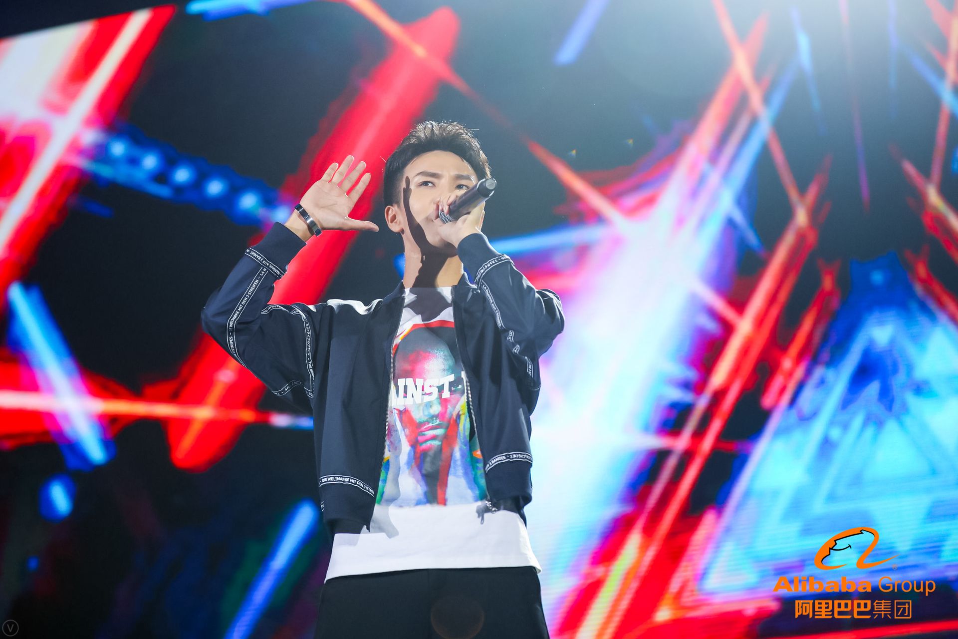 这些高清大图告诉你，今天刷屏朋友圈的阿里年会到底在玩什么？