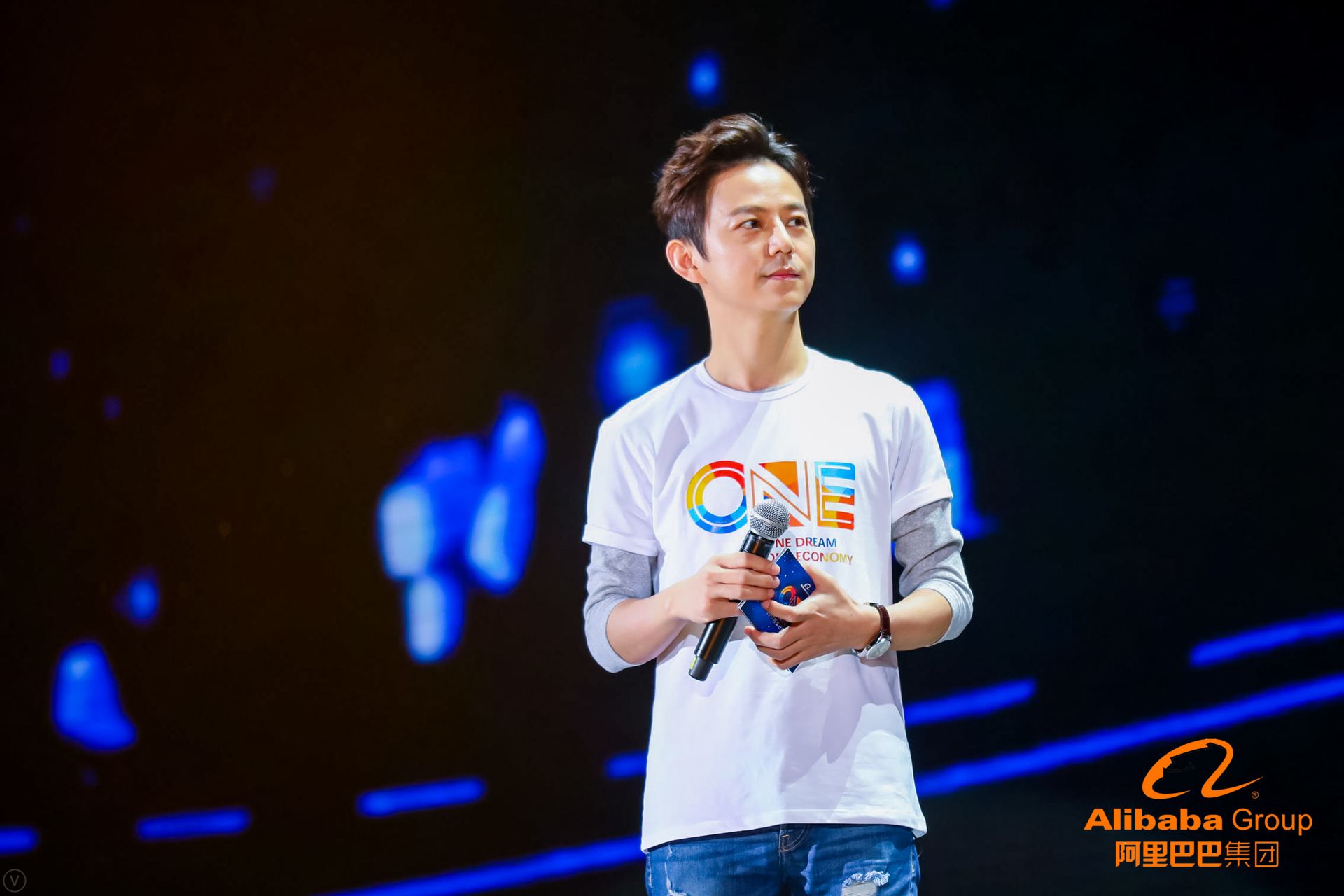 这些高清大图告诉你，今天刷屏朋友圈的阿里年会到底在玩什么？