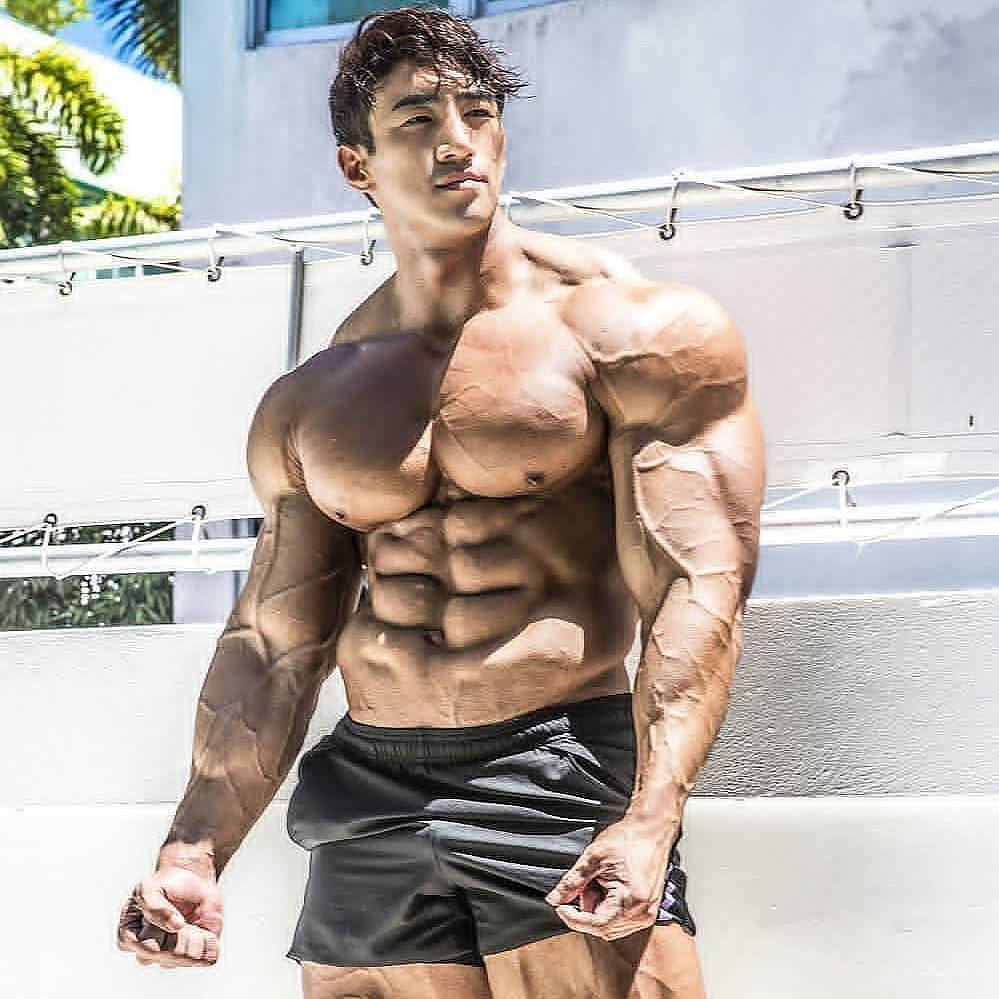 胸肌一大一小不对称怎么自我矫正,肩胛骨两边不对称胸肌一大一小