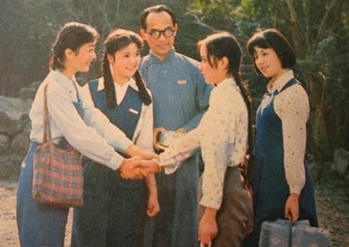 为何现在校服极土气极难看,中国丑校服