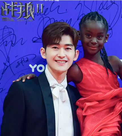 《战狼2》可爱的非洲小萝莉帕莎竟是半个中国人，叫迪安娜·希拉