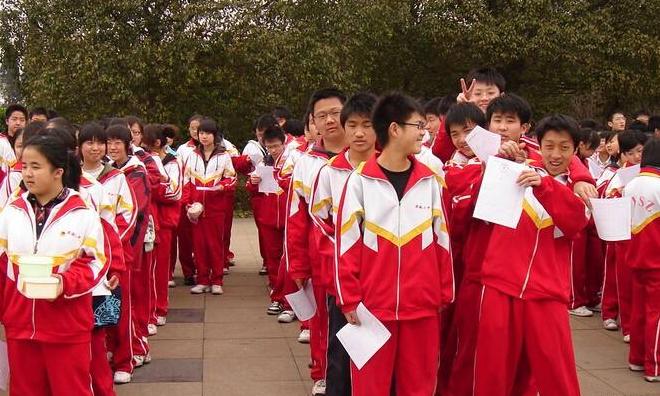 为何现在校服极土气极难看,中国丑校服