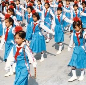 为何现在校服极土气极难看,中国丑校服