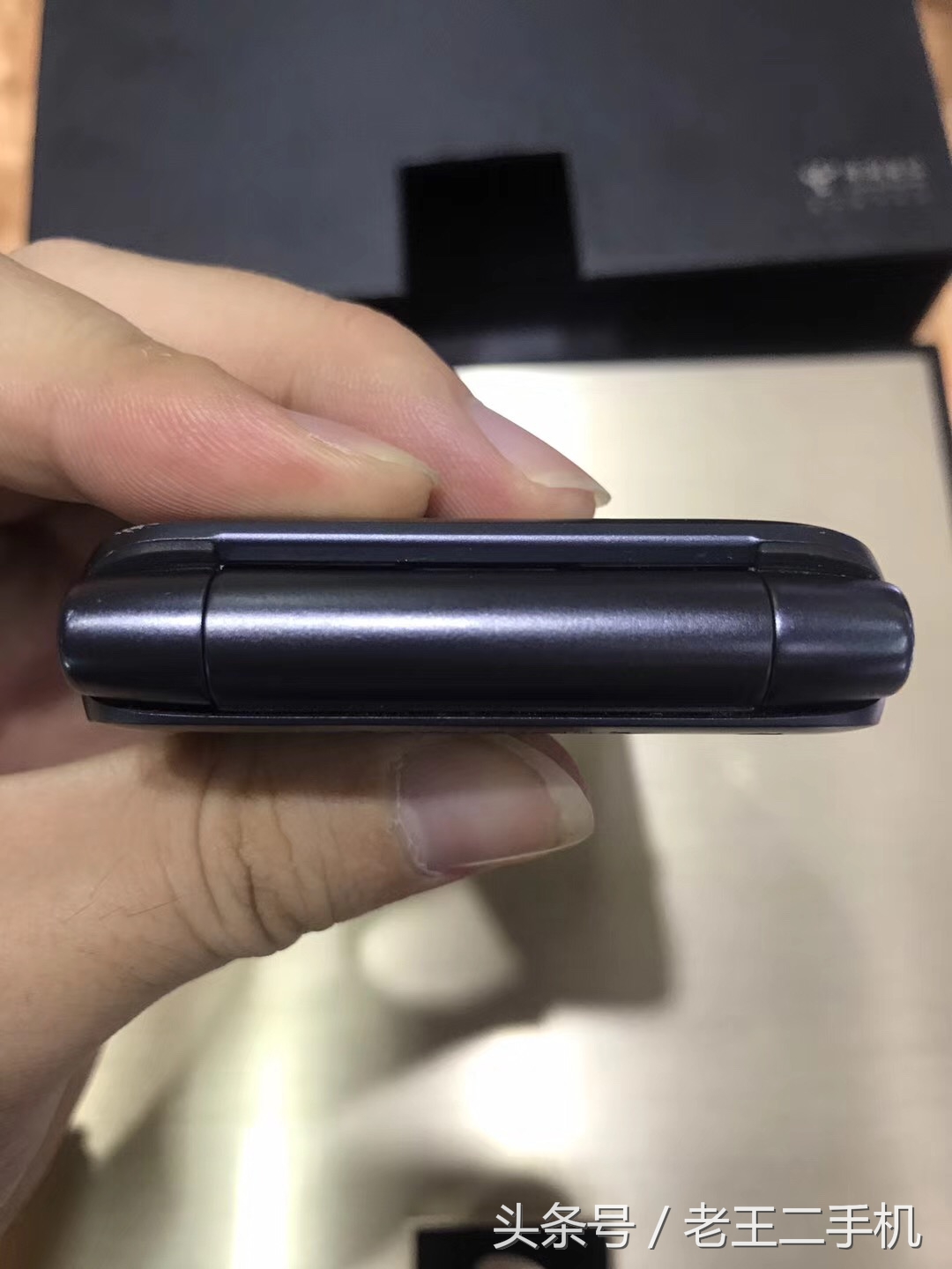 淘了两款，不得不说，三星的翻盖手机真是越做越漂亮了