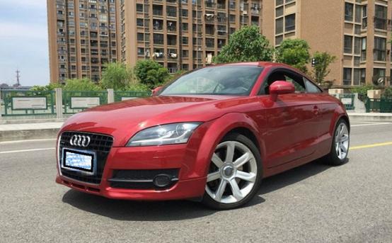 小伙花1500万元买超跑车,小伙花20多万买豪华小车