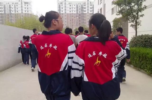为何现在校服极土气极难看,中国丑校服