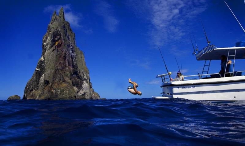 这个岛形如金字塔,没有地方能让人站立,被发现百年后才有人登顶