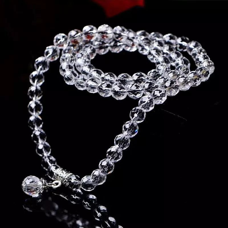 白水晶晶莹剔透发亮,晶莹剔透的水晶宝石