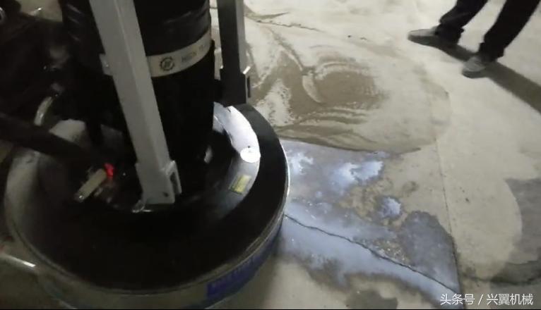 水泥地面老是返潮用什么纸粘贴,水泥地面返潮起砂怎么处理