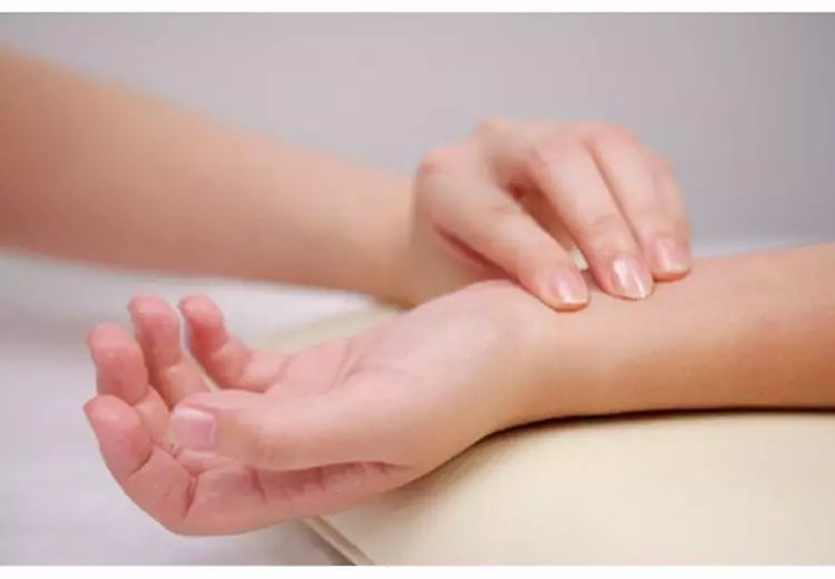 湿气重不是虚寒体质又不能喝薏米,薏米除湿为什么湿气重又不能吃