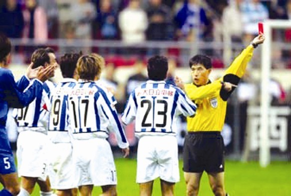 足球裁判假球瞬间,裁判吹球假球