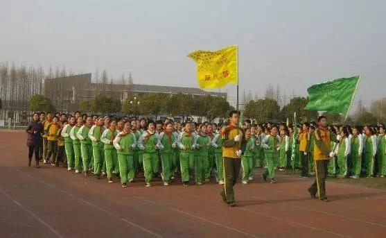 为何现在校服极土气极难看,中国丑校服