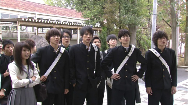 为何现在校服极土气极难看,中国丑校服