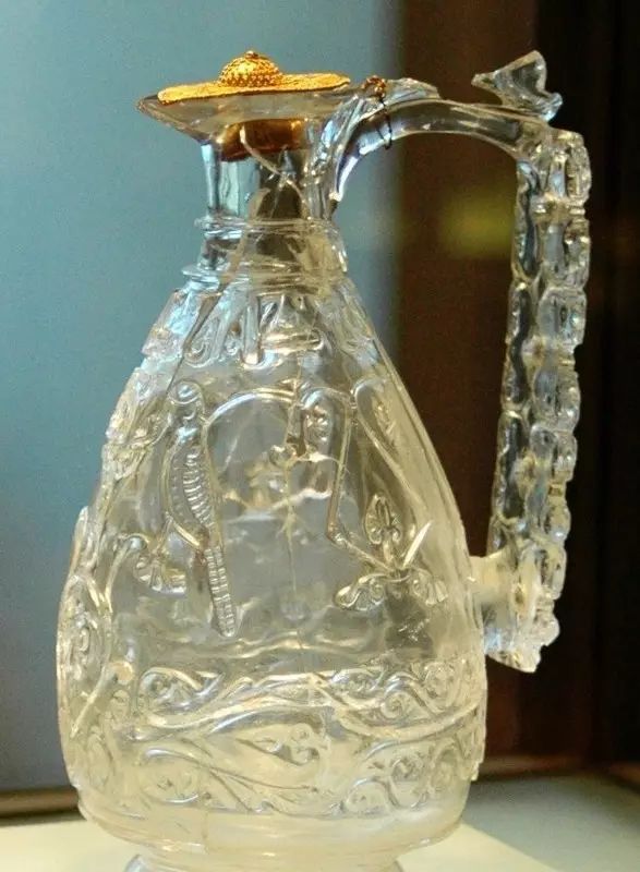 白水晶晶莹剔透发亮,晶莹剔透的水晶宝石